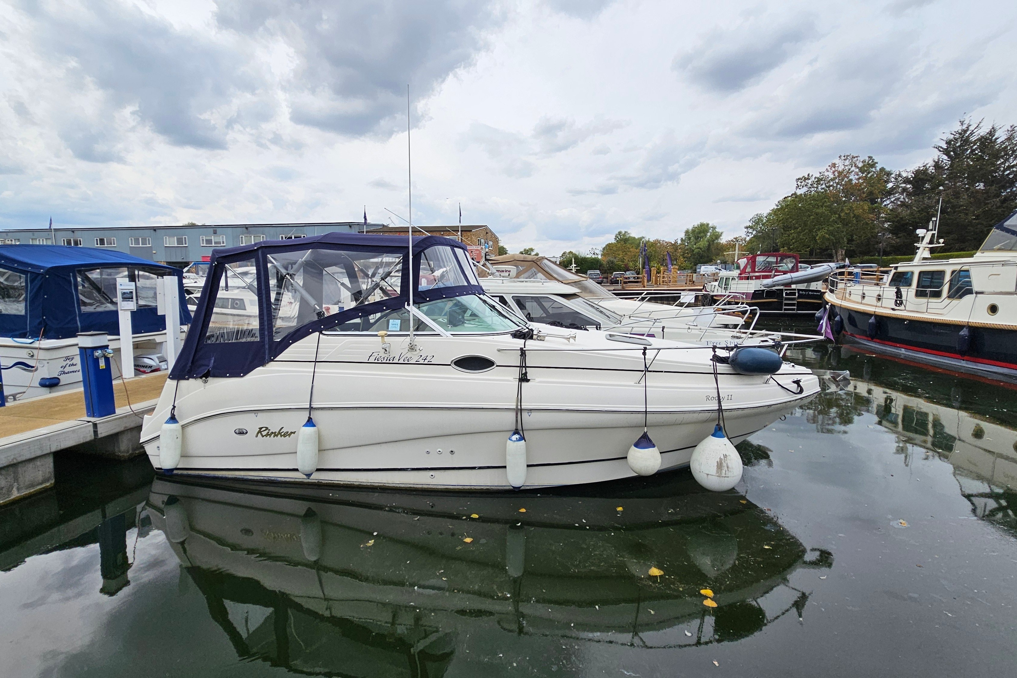 1999 Rinker Fiesta Vee 242