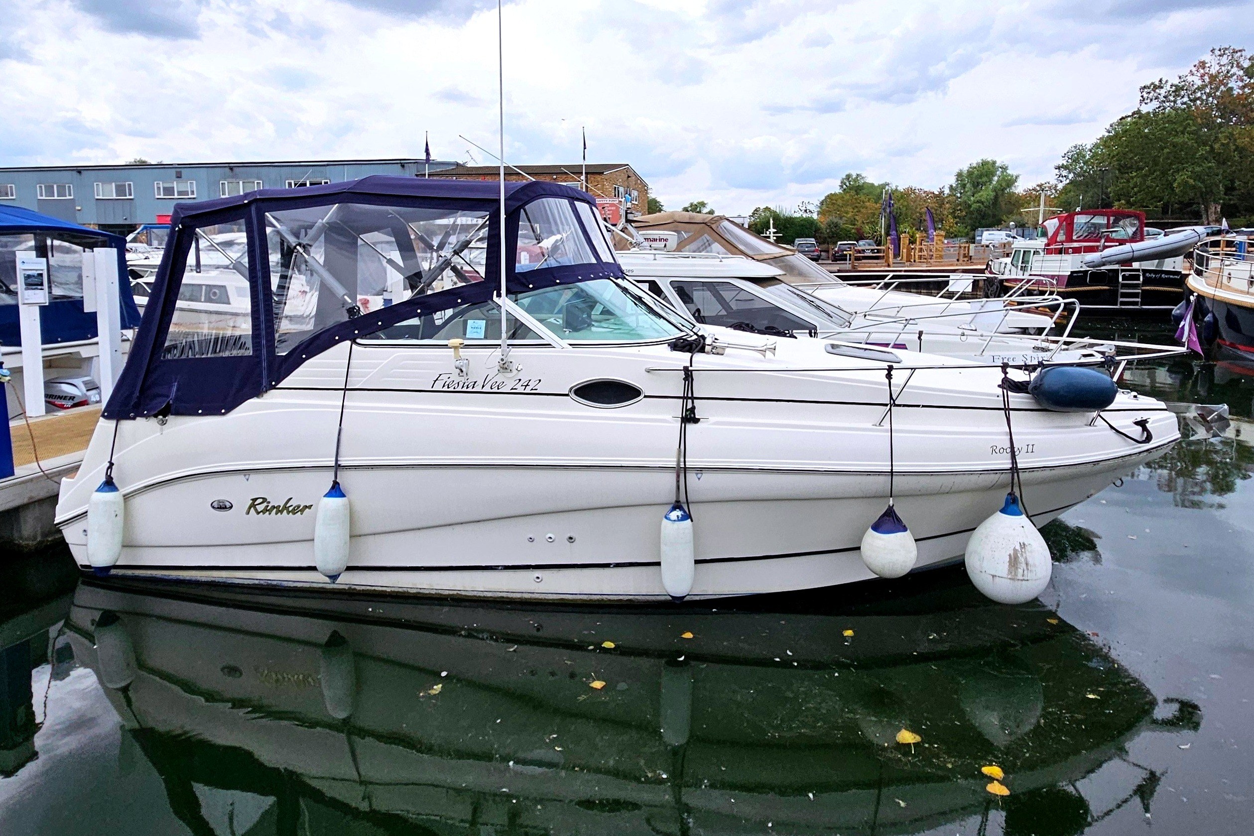 1999 Rinker Fiesta Vee 242